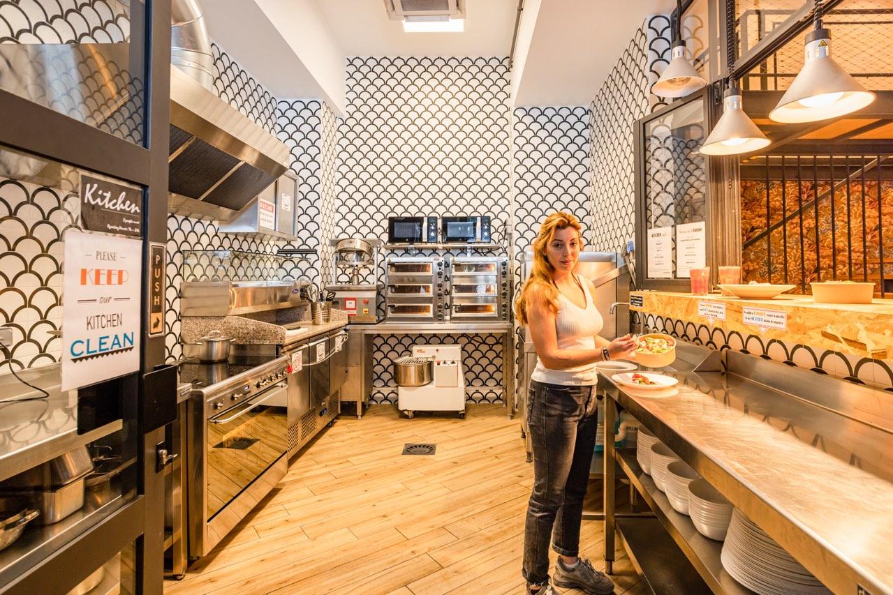 ヴィラ サンテグジュペリ ビーチ ホステル ニース エクステリア 写真 The kitchen at the restaurant