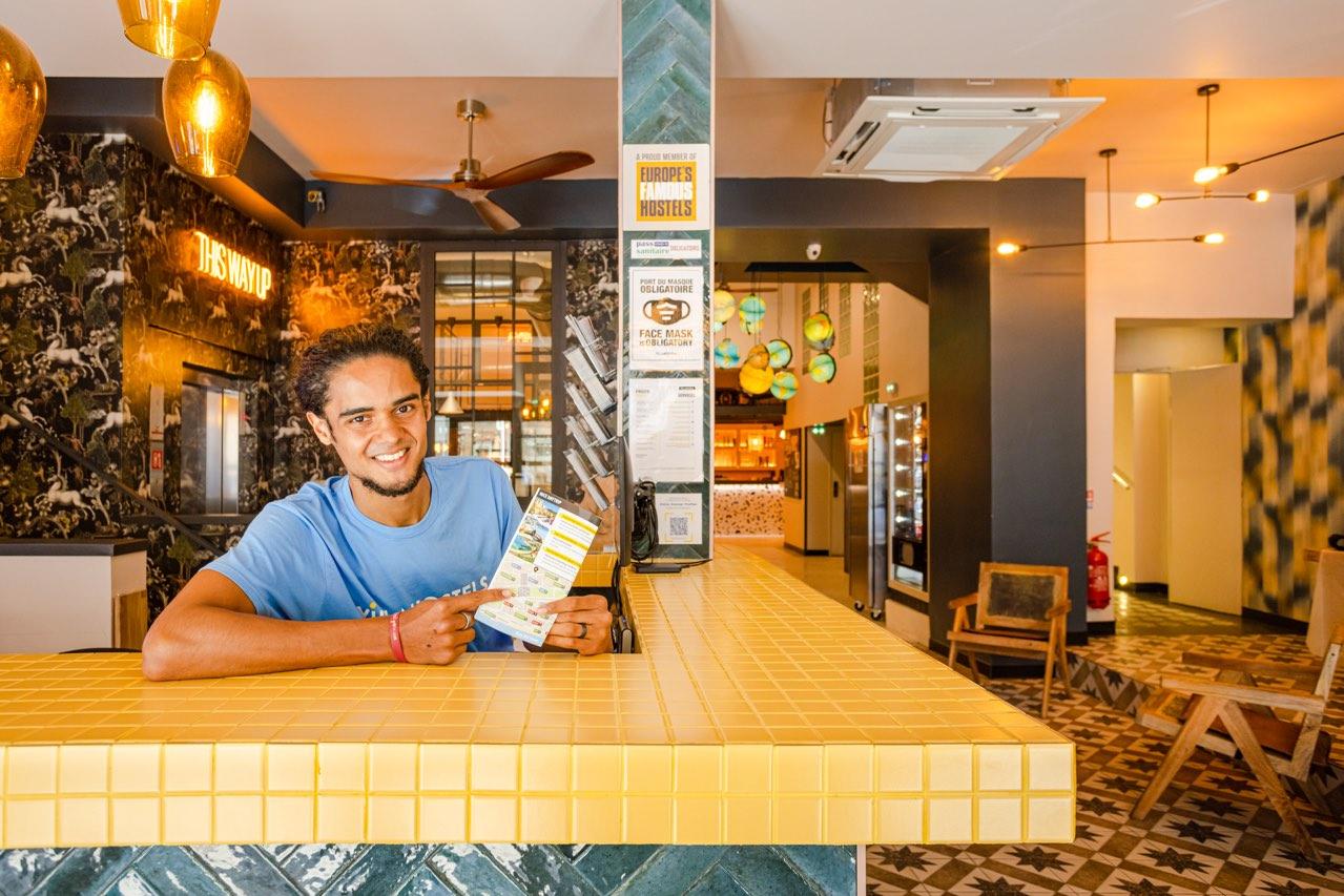 ヴィラ サンテグジュペリ ビーチ ホステル ニース エクステリア 写真 The interior of a typical restaurant