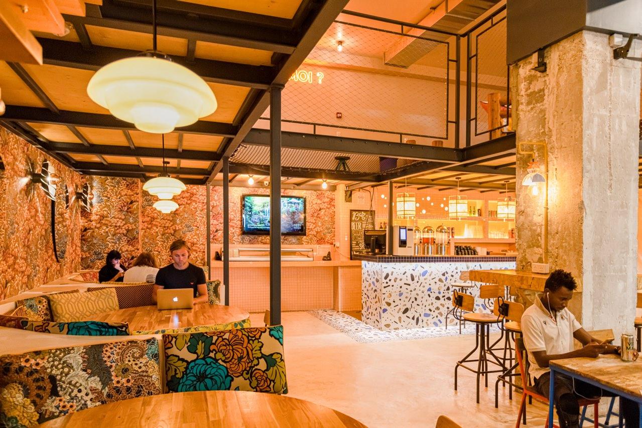 ヴィラ サンテグジュペリ ビーチ ホステル ニース エクステリア 写真 The interior of the first Starbucks in Tokyo, Japan