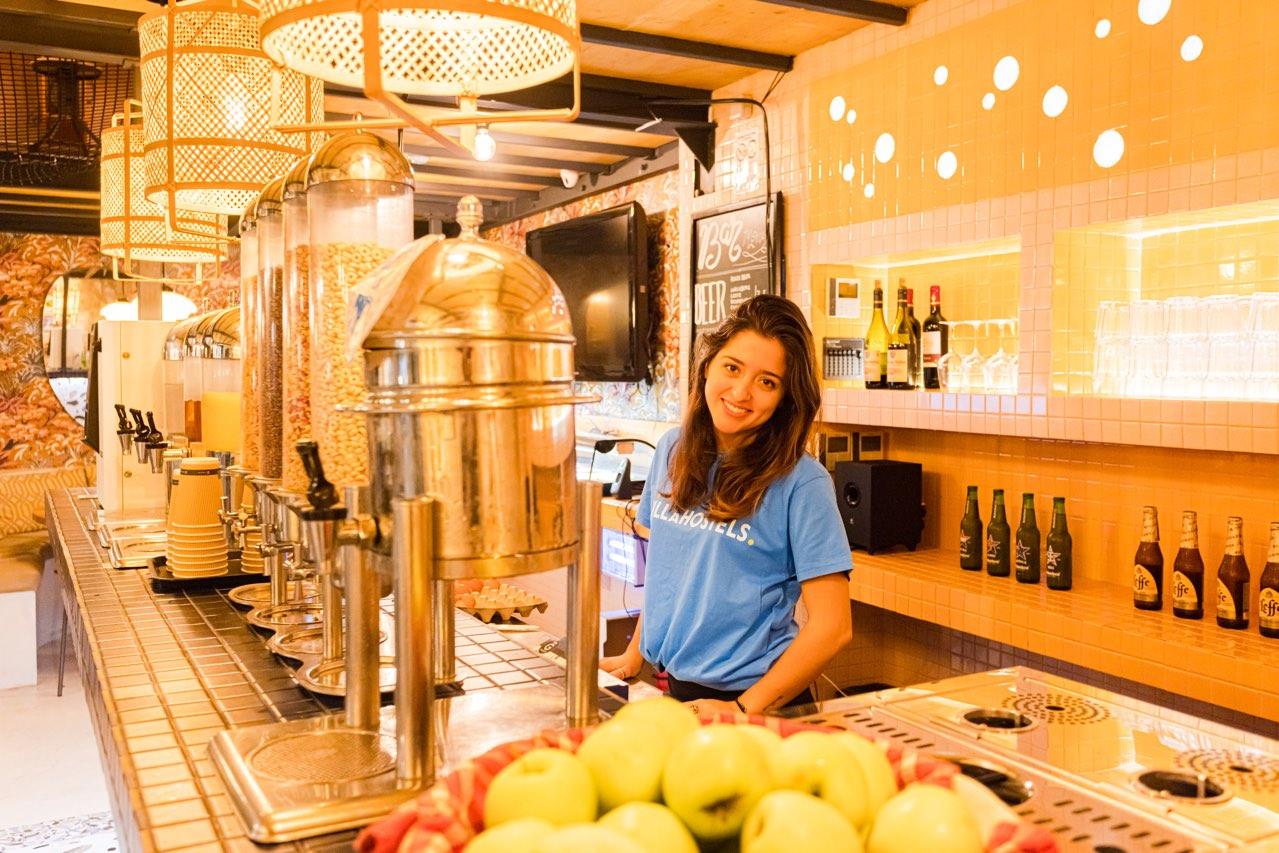 ヴィラ サンテグジュペリ ビーチ ホステル ニース エクステリア 写真 A bartender at work