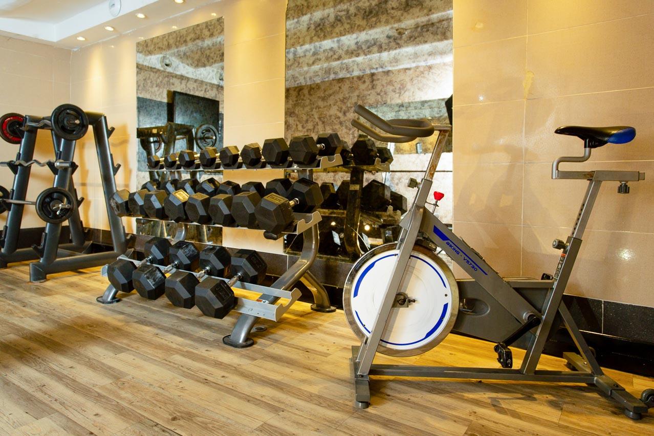 ヴィラ サンテグジュペリ ビーチ ホステル ニース エクステリア 写真 A gym in a hotel