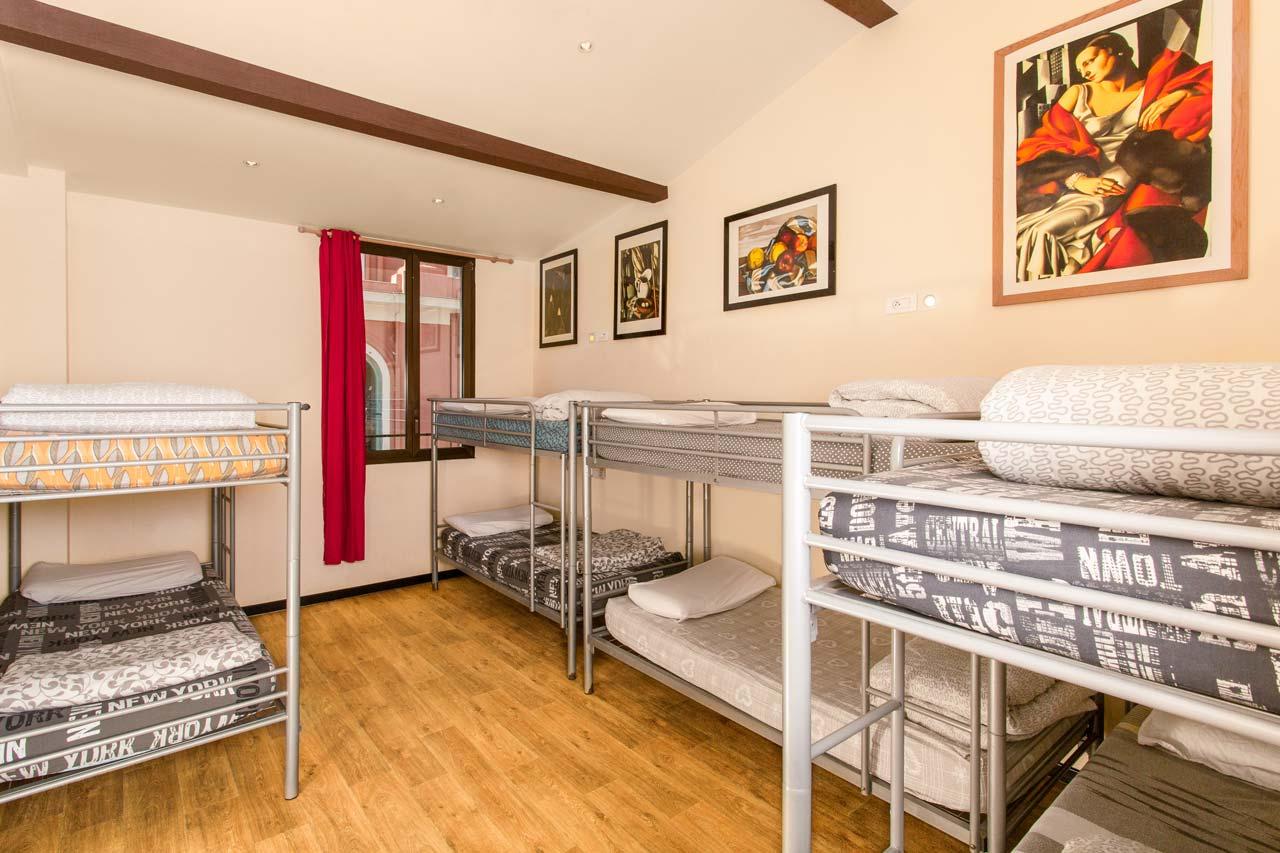 ヴィラ サンテグジュペリ ビーチ ホステル ニース エクステリア 写真 Hostel room in Prague, Czech Republic