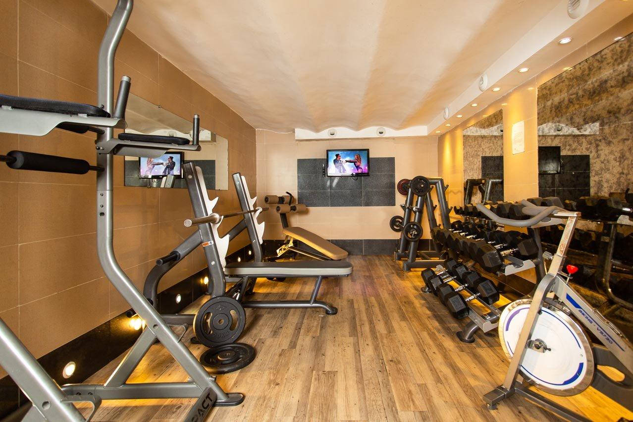 ヴィラ サンテグジュペリ ビーチ ホステル ニース エクステリア 写真 The gym at the hotel