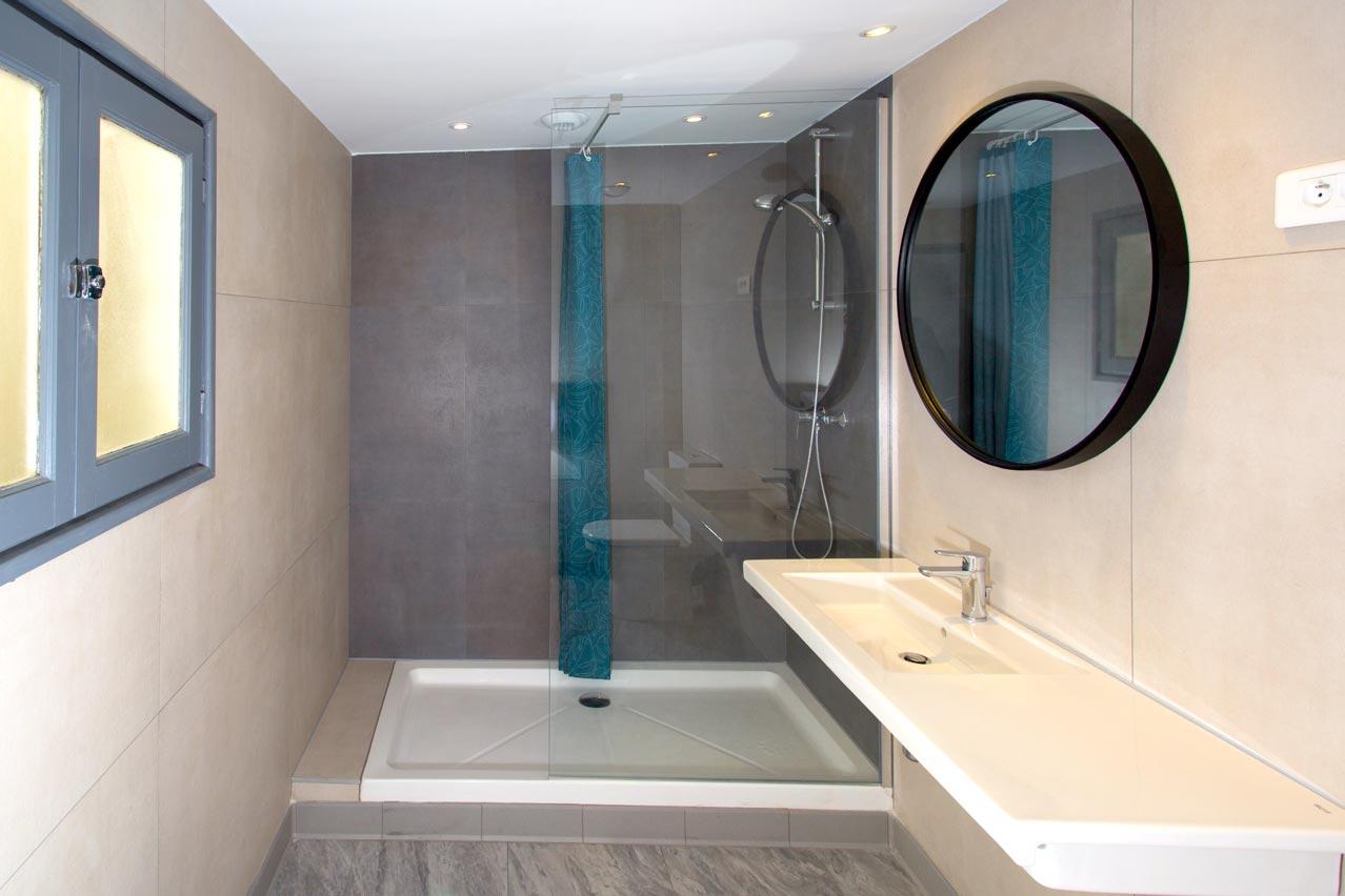 ヴィラ サンテグジュペリ ビーチ ホステル ニース エクステリア 写真 A shower cubicle
