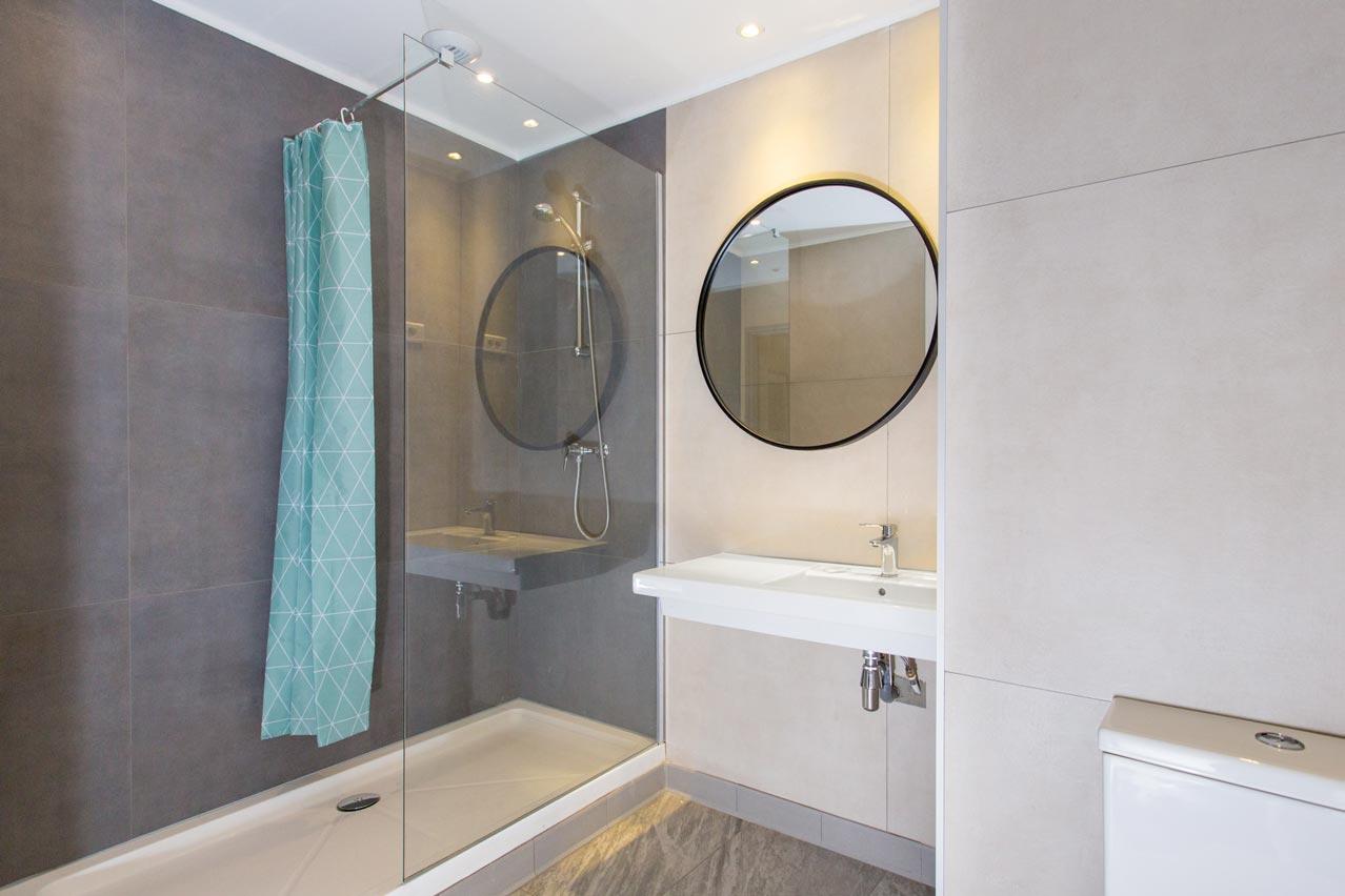 ヴィラ サンテグジュペリ ビーチ ホステル ニース エクステリア 写真 A shower enclosure
