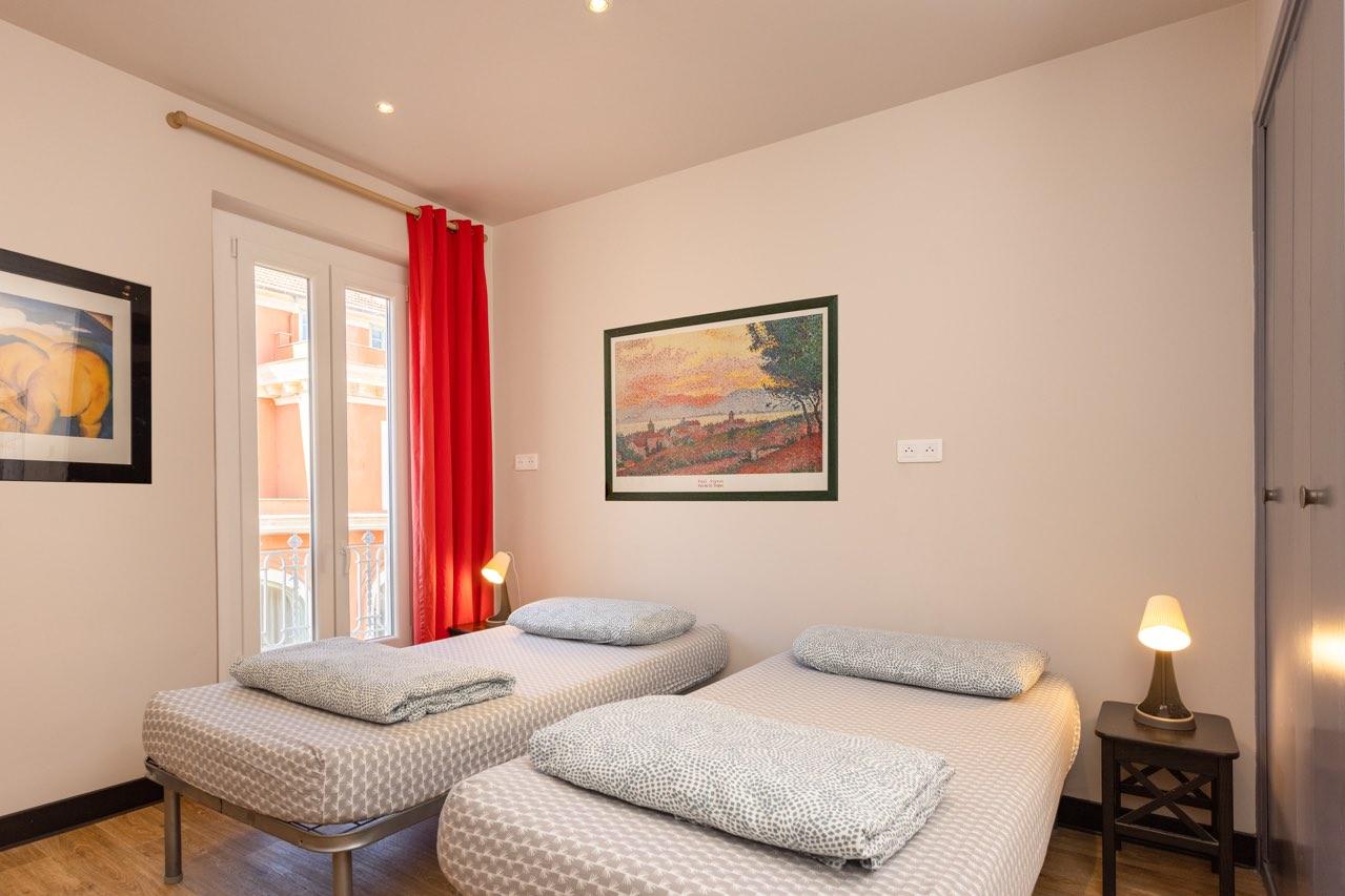 ヴィラ サンテグジュペリ ビーチ ホステル ニース エクステリア 写真 A bedroom in a typical apartment