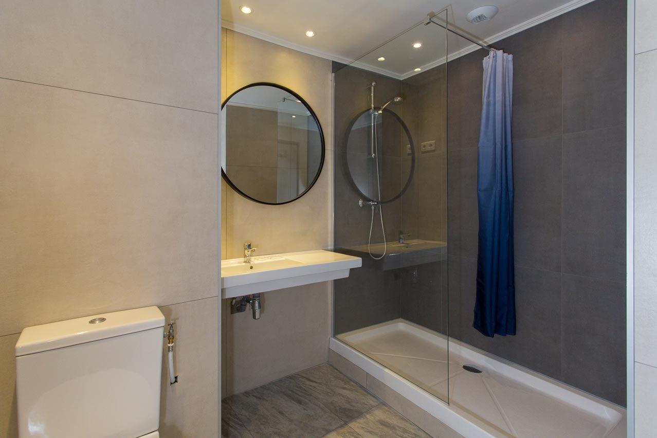 ヴィラ サンテグジュペリ ビーチ ホステル ニース エクステリア 写真 A shower enclosure with a sliding door