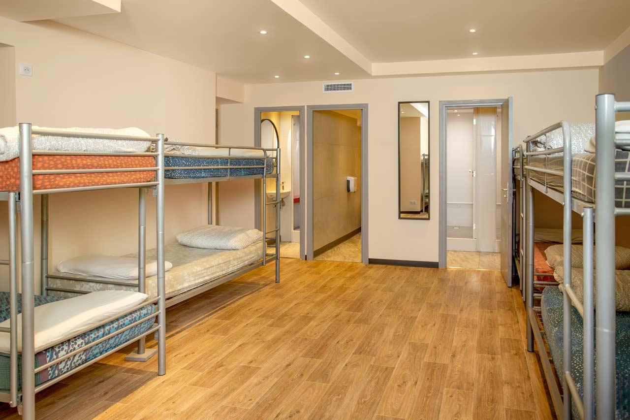 ヴィラ サンテグジュペリ ビーチ ホステル ニース エクステリア 写真 A typical room at a hostel