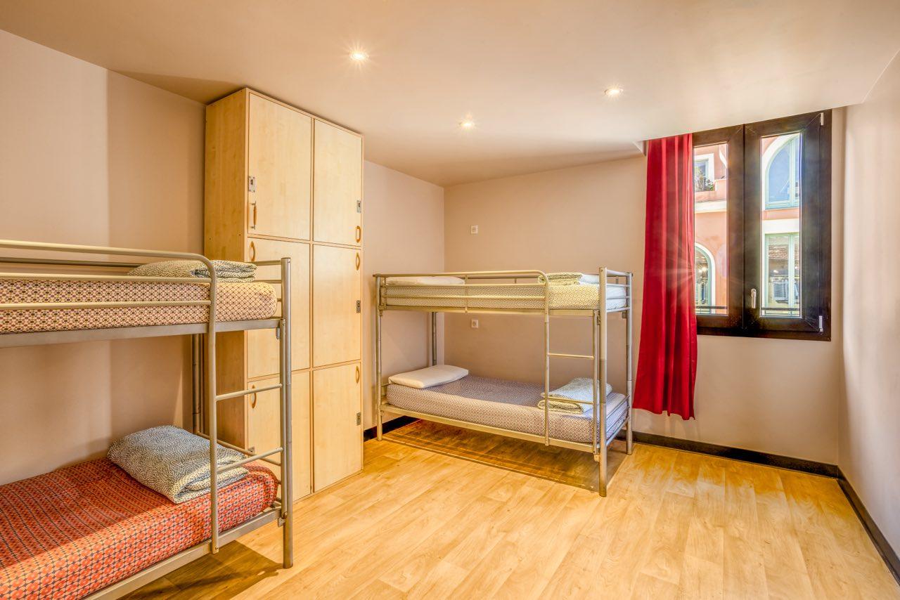 ヴィラ サンテグジュペリ ビーチ ホステル ニース エクステリア 写真 Hostel room in Barcelona, Spain